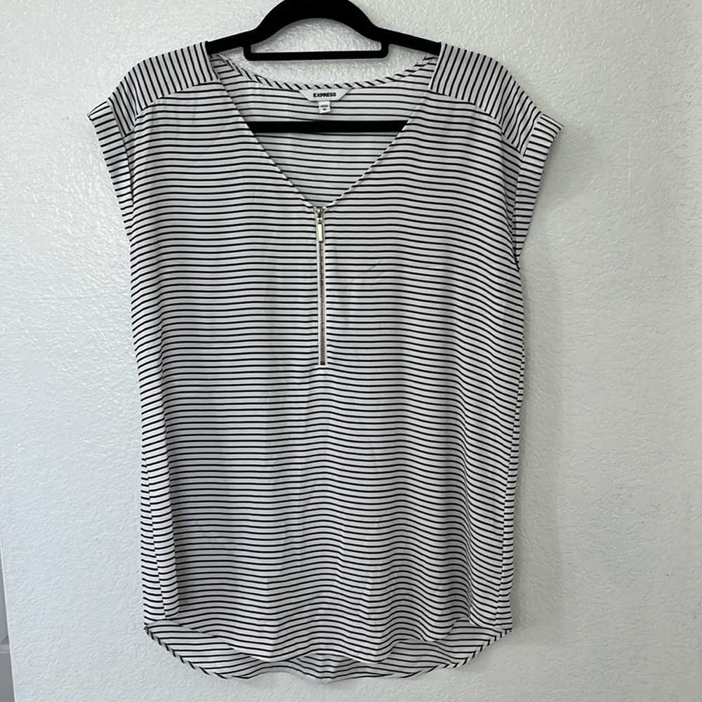 Express flowy top women’s size Medium